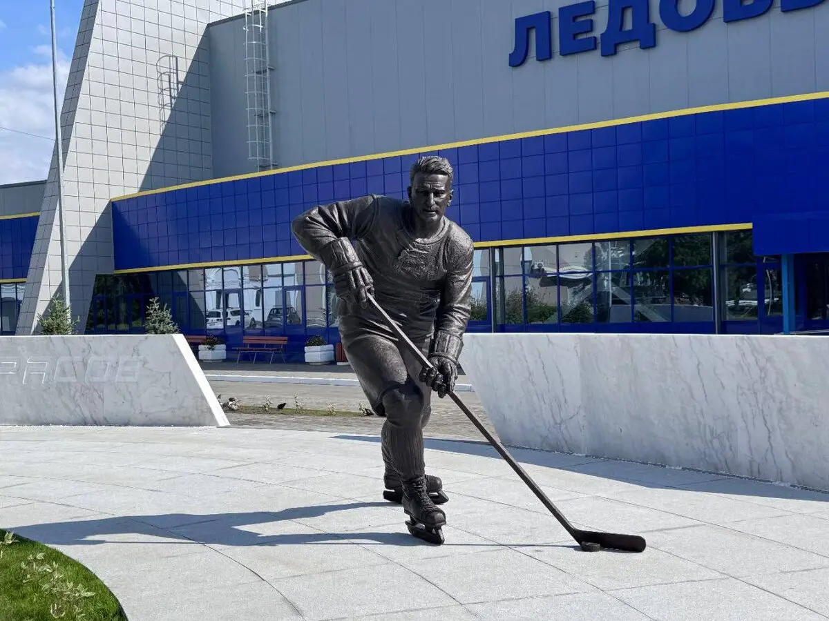 В Омске открыли памятник легендарному хоккейному тренеру Анатолию Тарасову