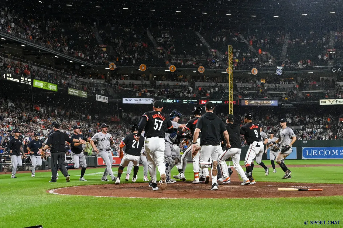 Массовая драка испортила матч MLB