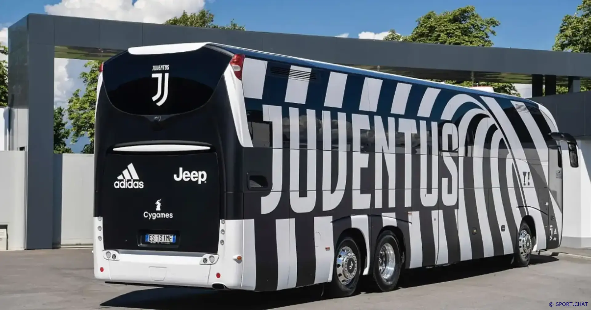 Автобус «Ювентуса» забросали камнями перед матчем с «Наполи»