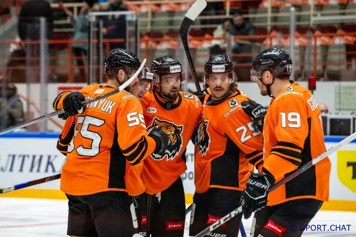 Амур разгромил Автомобилист дома — 5:2, мощный третий период всё решил