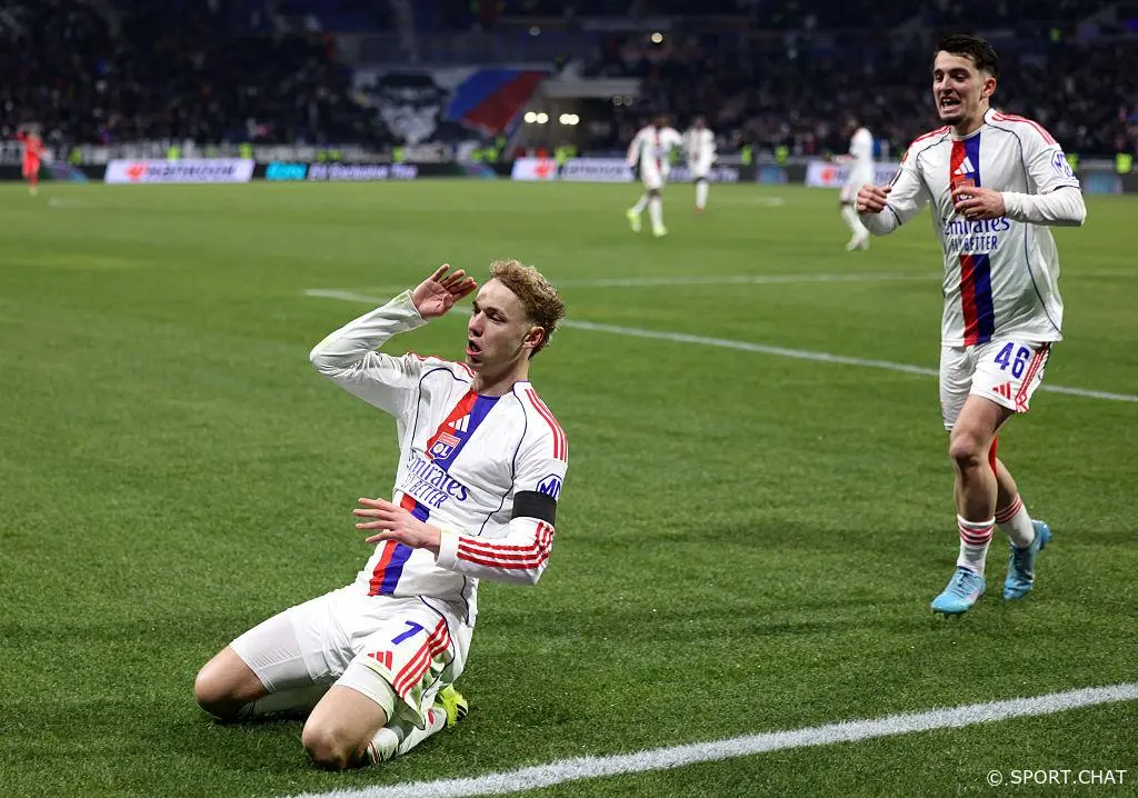 Лига Европы: «Лион» дома дожал ПАОК в ярком матче — 4:2