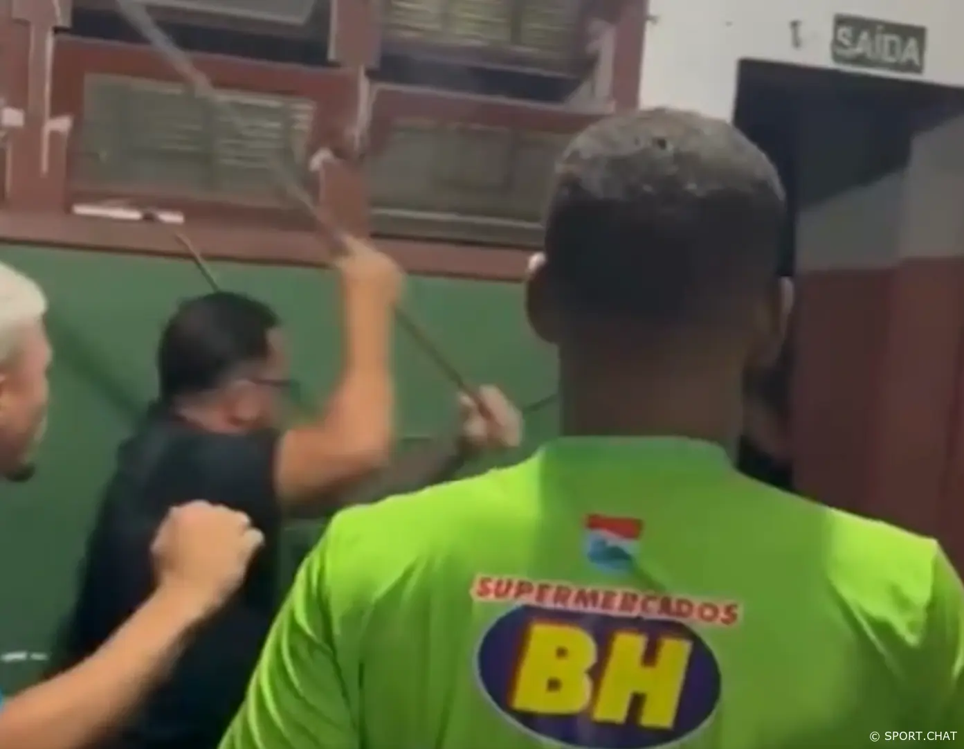 Вместо праздника — хаос и насилие: фанаты атаковали раздевалку после матча в Бразилии.Видео.