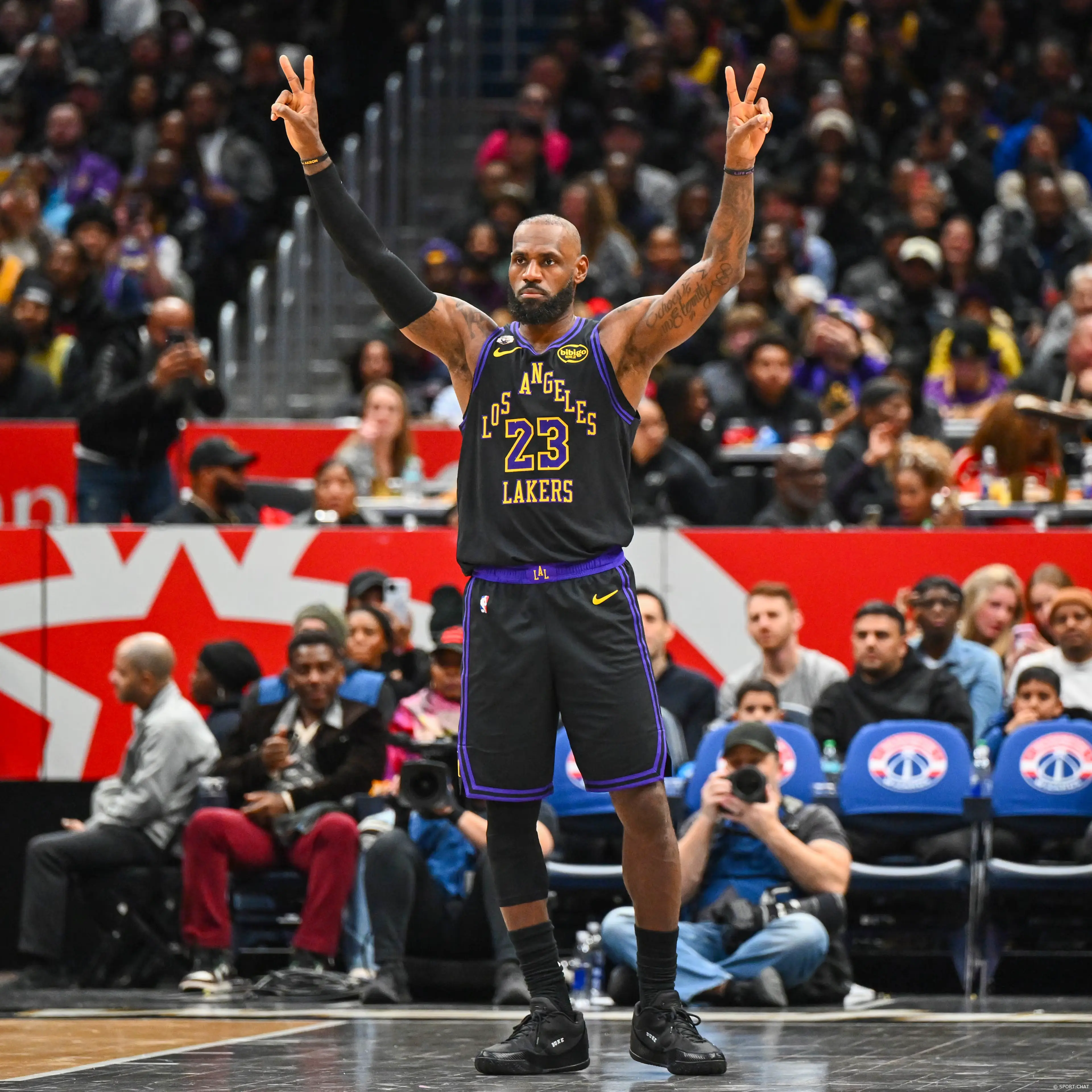 Овечкин с детьми посетил матч НБА и обменялся майками с Леброном Джеймсом