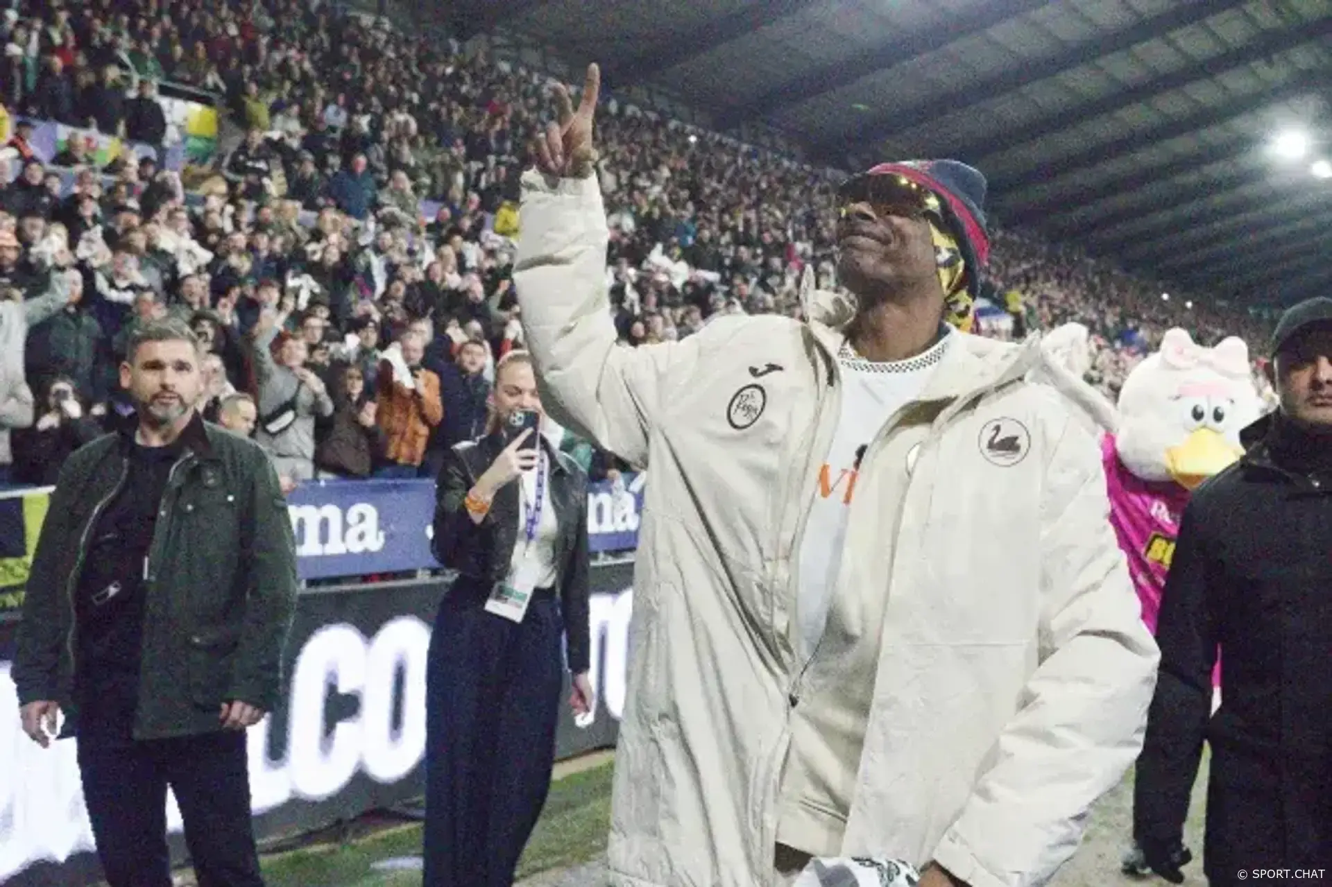 Снуп Догг устроил шоу в Суонси — тренер соперника пошутил про «запах в тоннеле»