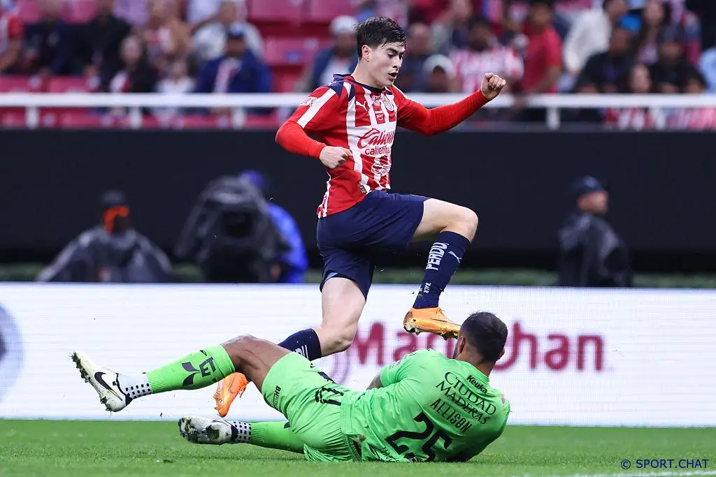 «Барселона» рассматривает форварда из Мексики как замену Левандовскому