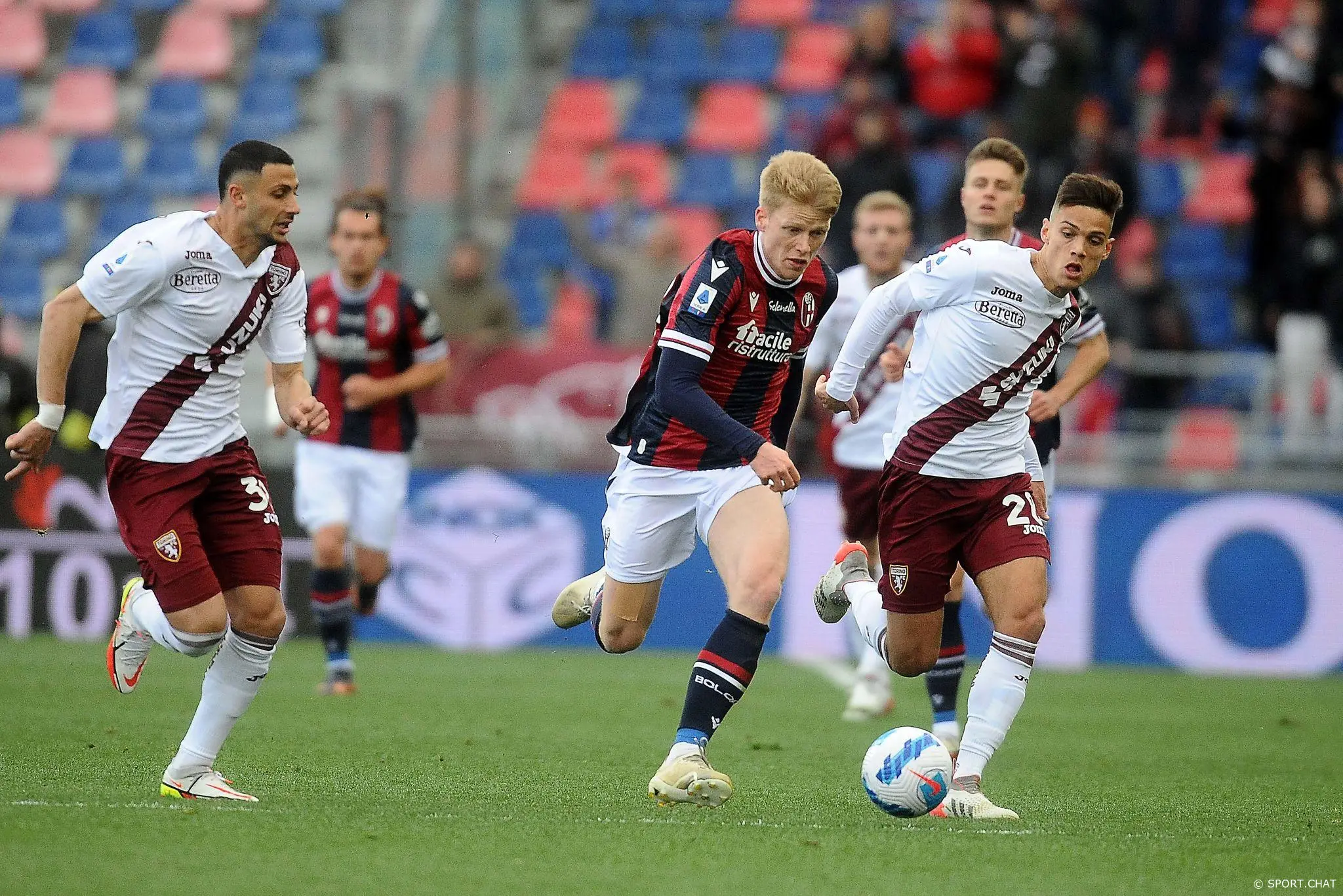 «Болонья» дожала «Торино» в концовке и увезла победу — 2:1