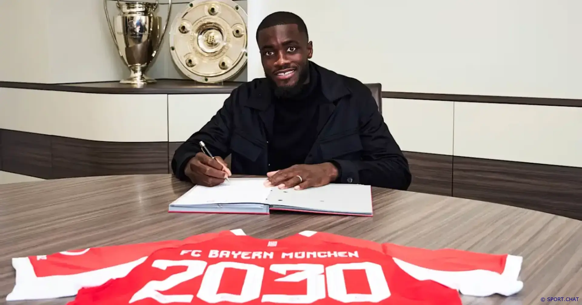 Упамекано продлил контракт с «Баварией» до 2030 года