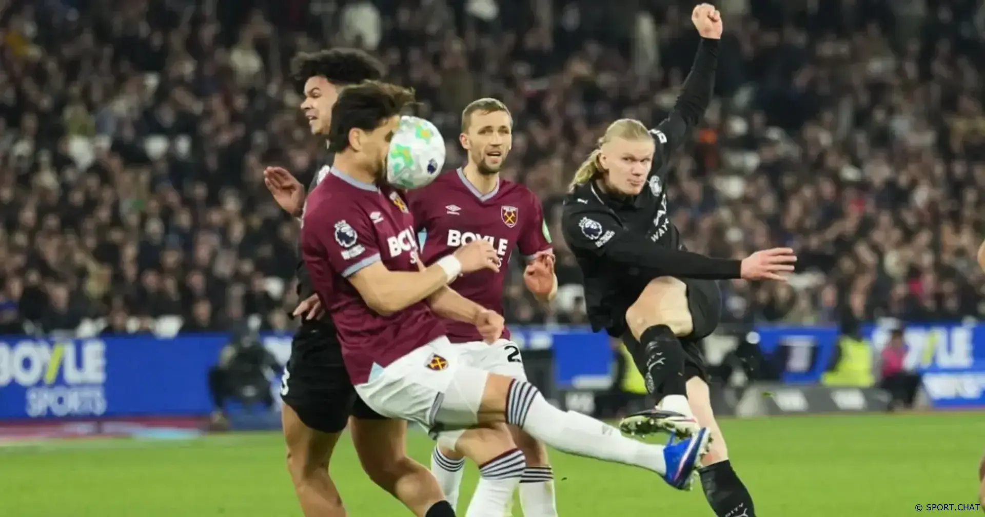 Защитник «Вест Хэма» получил удар мячом в лицо после мощного удара Холанда