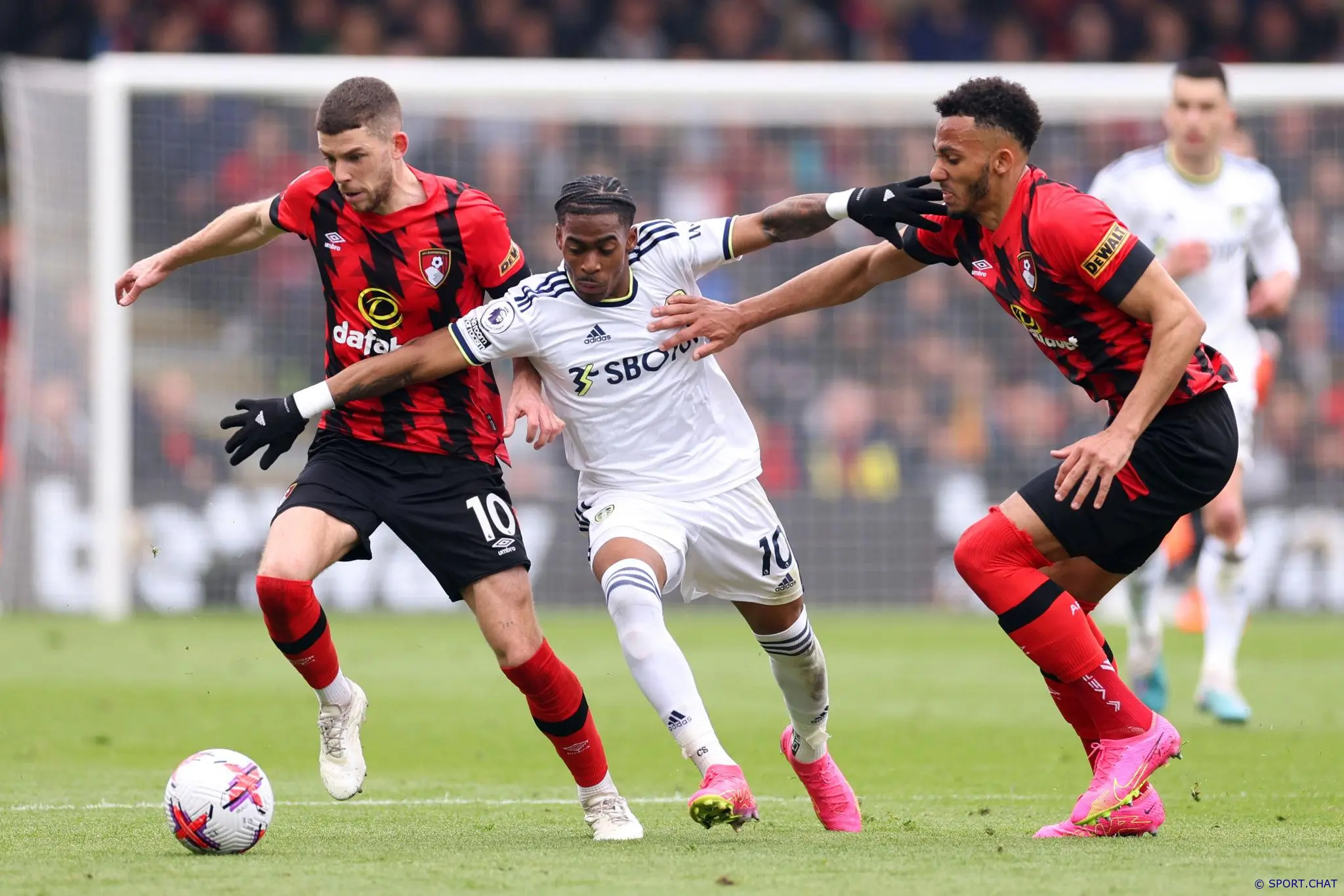 Борнмут и Лидс сыграли вничью 2:2, гости спаслись в компенсированное время