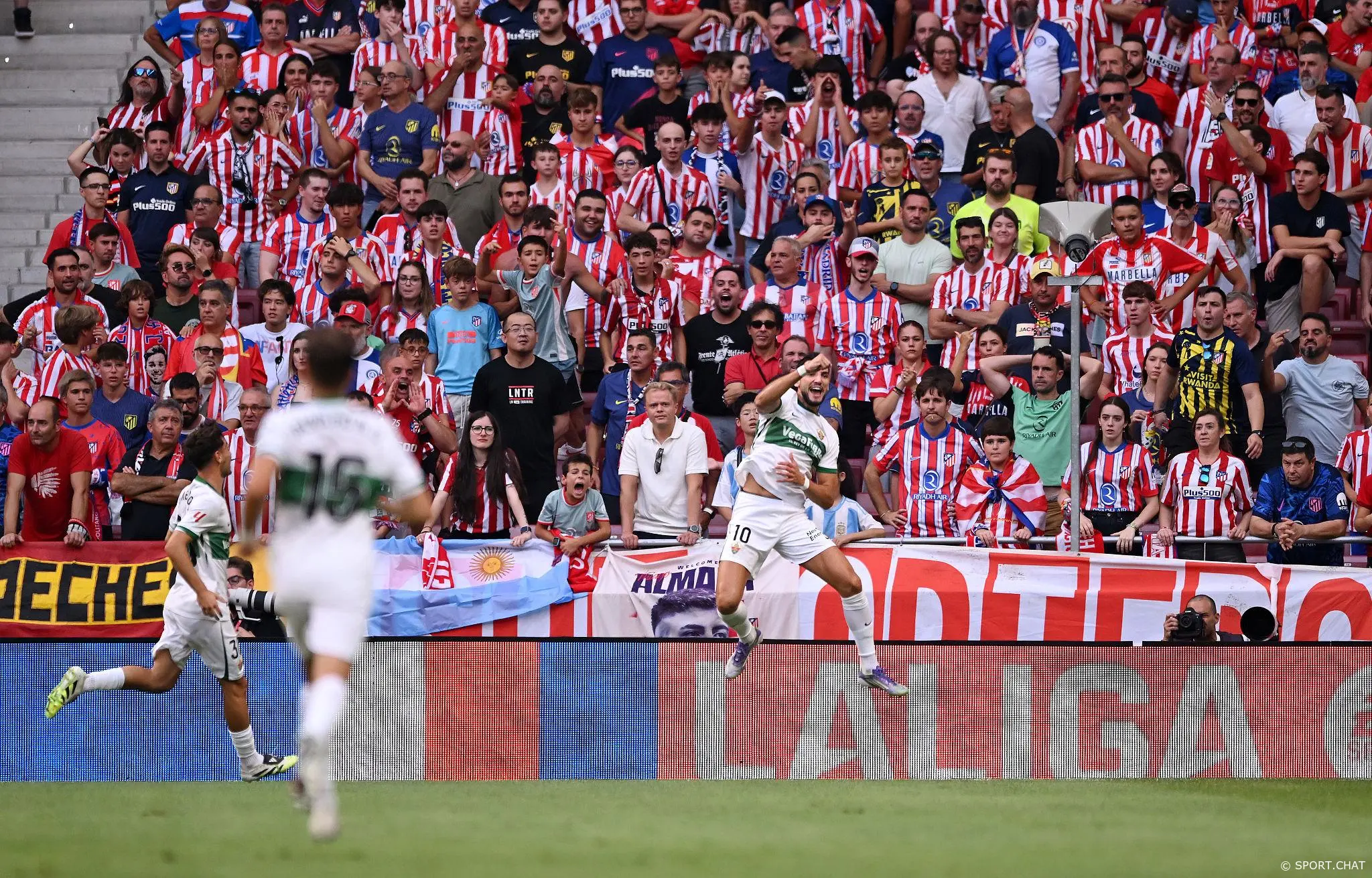 Эльче сенсационно обыграл Атлетико 3:2, дубль Андре Силвы решил исход матча