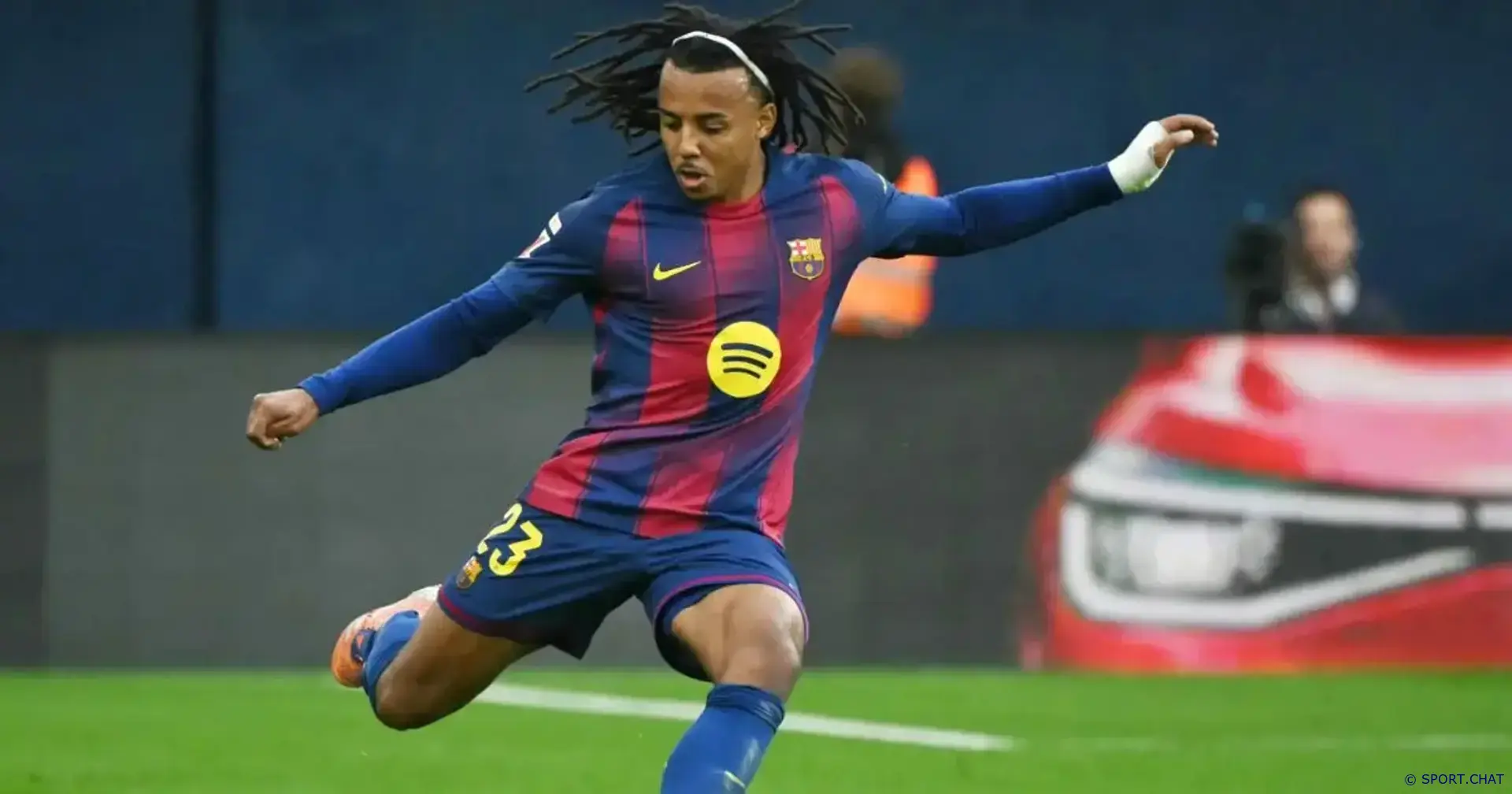 «Барселона» готова продать Кунде: интерес из АПЛ усиливается