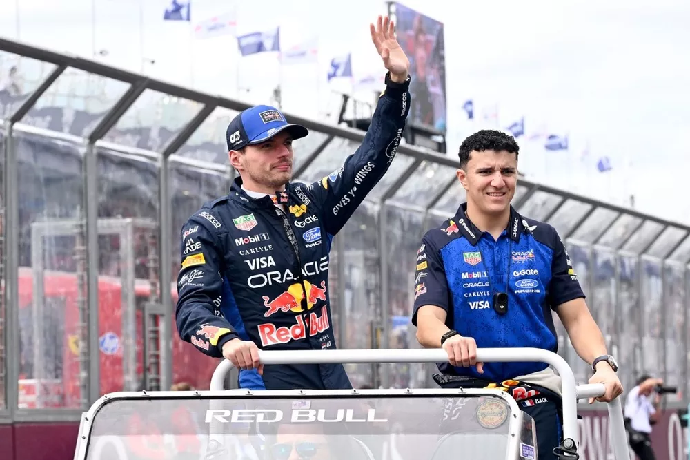 Ферстаппен пересел в виртуальный NASCAR и сразу выиграл челлендж у Зилиша и Хаджара