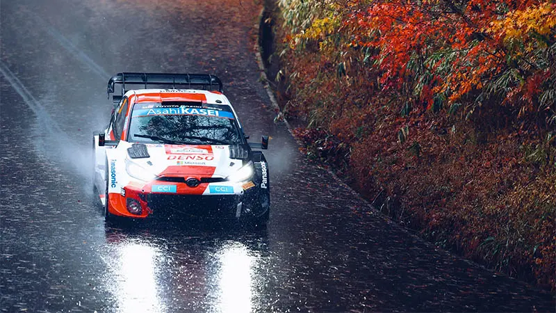Ралли WRC в Японии: Эванс захватил лидерство, Сольберга задержали олени, Toyota заняла весь топ-3
