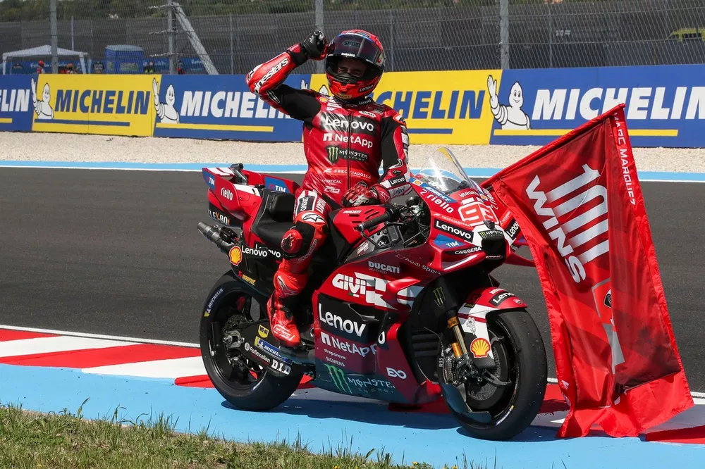 Марк Маркес выиграл Гран-при Венгрии MotoGP после дуэли с Педро Акостой