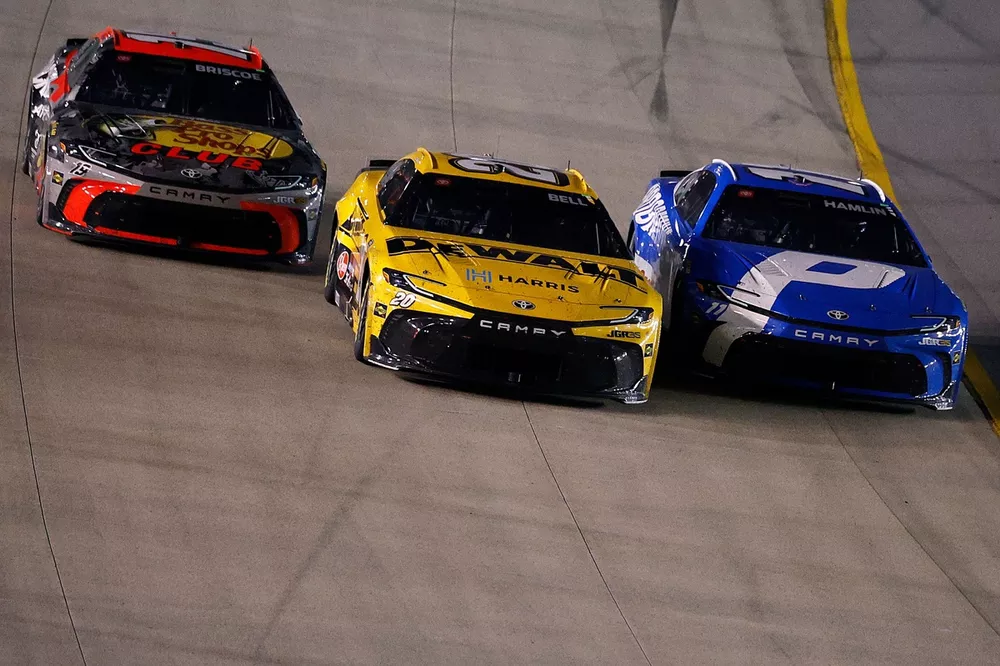 Хэмлин вырвал победу в безумной концовке NASCAR в Нэшвилле, а Joe Gibbs Racing забрал весь подиум.Видео.